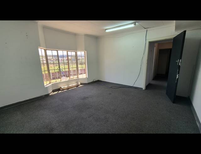 264M² WAREHOUSE TO LET IN JET PARK